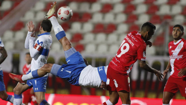 Zampedri anotó con una gran chilena y dio el primer golpe para la UC ante Curicó Unido