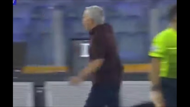 El especial festejo de Mourinho por el gol que dio el triunfo a AS Roma en su partido 1.000
