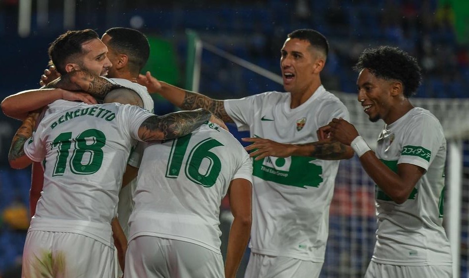 Enzo Roco sumó minutos en el primer triunfo de Elche en la liga española