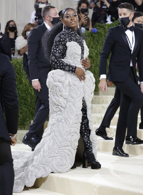 Simone Biles participó en la Met Gala con vestido de 40 kilos adornado con cristales Swarovski