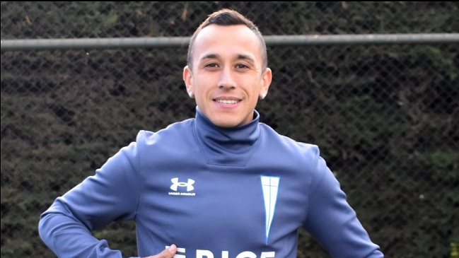 Fabián Orellana posó con la indumentaria de U. Católica mientras cumple cuarentena