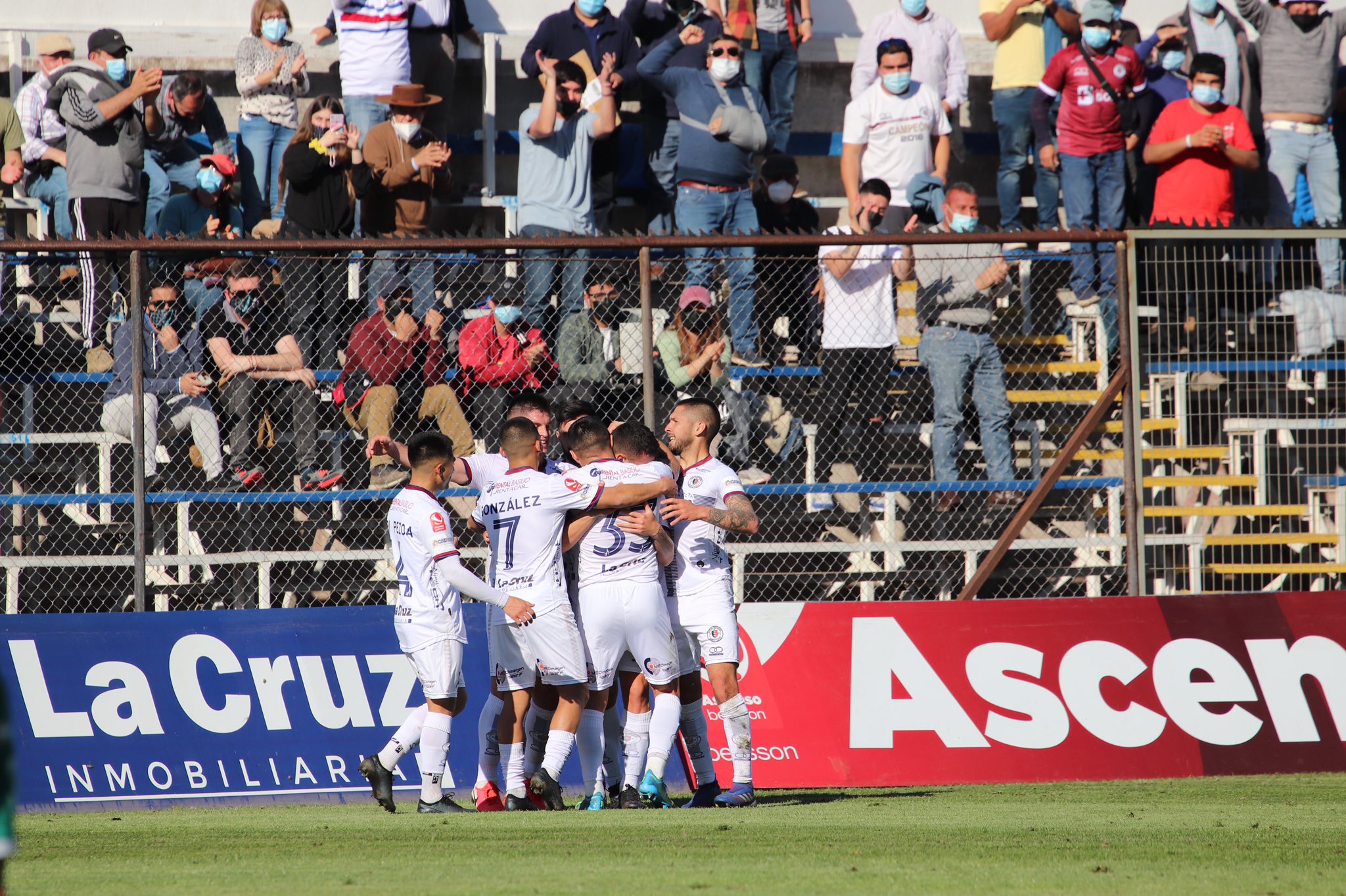 Deportes Santa Cruz derribó a Temuco y dormirá como líder de la Primera B