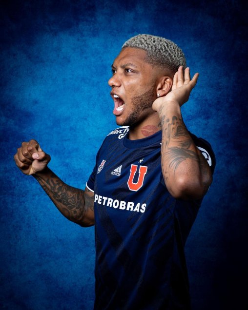 Junior Fernandes posó con la camiseta de la U