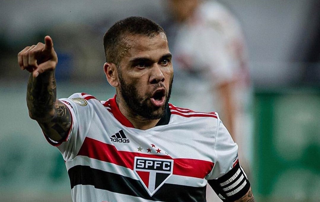 Dani Alves rescindió su contrato con Sao Paulo