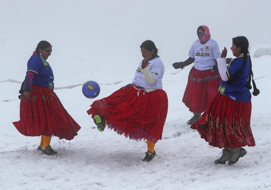 Las cholitas escaladoras de Bolivia jugaron al fútbol a 5.000 metros de altitud