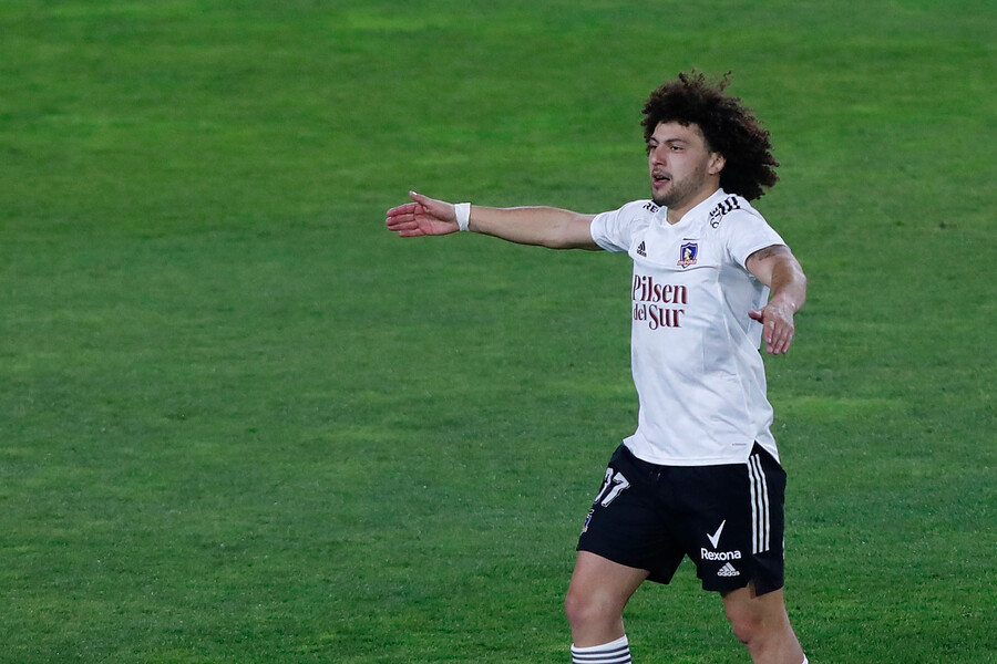 ¡Un chileno más! Maximiliano Falcón se lució bailando cueca en camarín de Colo Colo