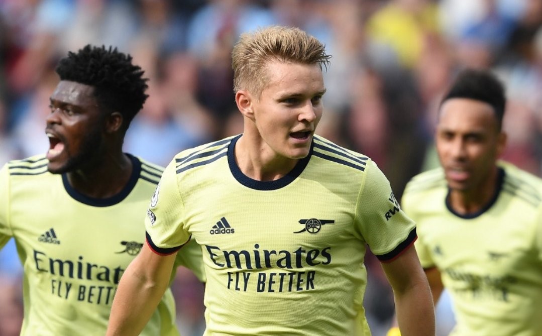 Martin Odegaard le dio el triunfo a Arsenal ante Burnley con un zurdazo de tiro libre