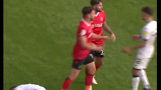 La brutal patada en el ascenso inglés que se sancionó solo con tarjeta amarilla