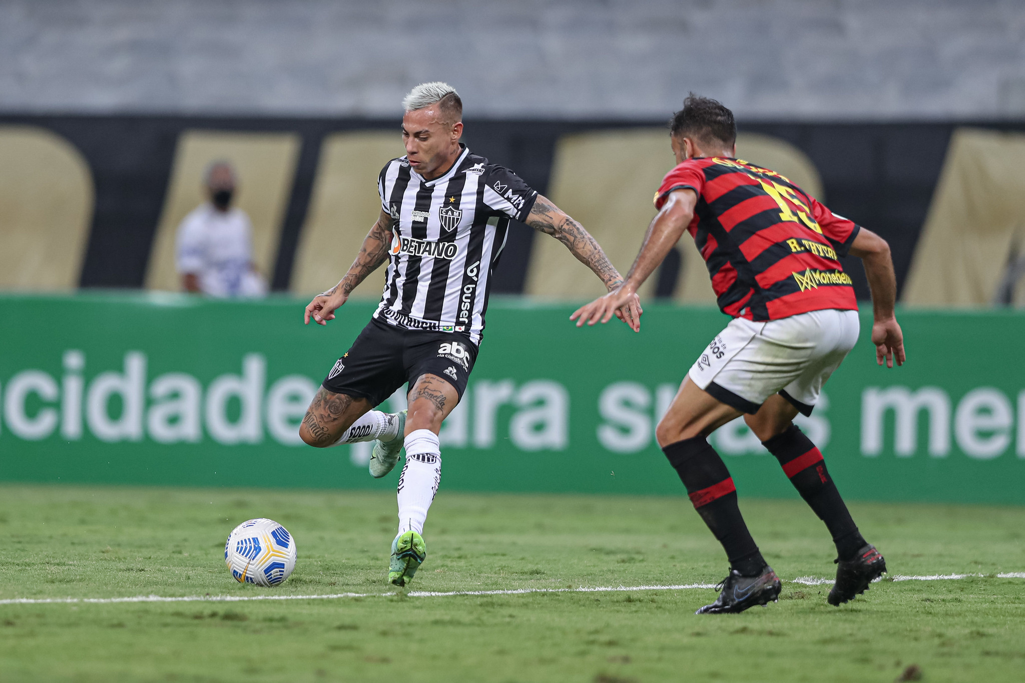 Eduardo Vargas marcó un gol en la victoria del líder Atlético Mineiro sobre Sport Recife en el Brasileirao