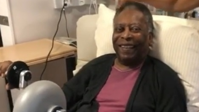Pelé demostró su mejoría pedaleando en el hospital