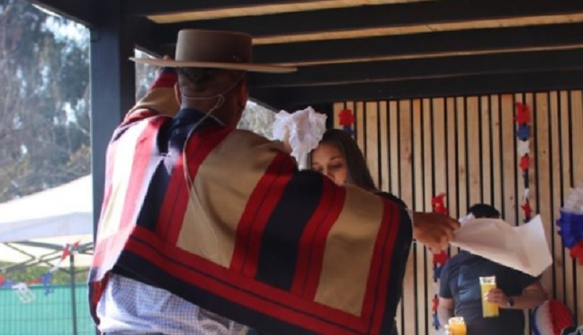 Javier Parraguez sacó aplausos con pie de cueca en celebración de Fiestas Patrias de plantel de Colo Colo