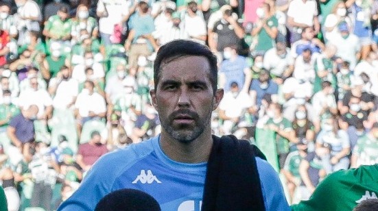 La prensa española destacó “jerarquía y experiencia” de Claudio Bravo tras empate de Betis