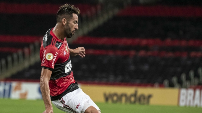 “Es lo peor”: Medio brasileño destrozó a Mauricio Isla por sus “problemas defensivos”