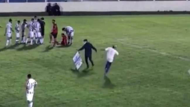 ¡Increíble! Camillero se lesionó al ingresar para atender a un jugador