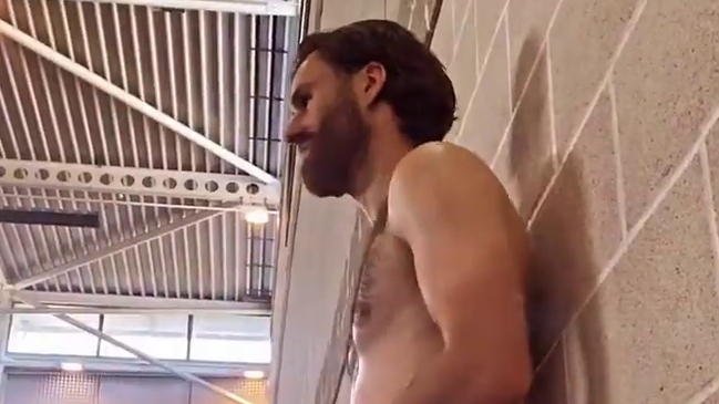 Ben Brereton se lució jugando cricket a torso desnudo