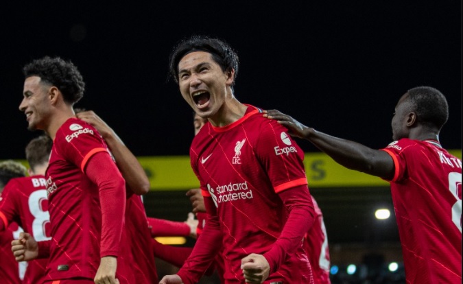 Liverpool se instaló en octavos de la Copa de la Liga con doblete del japonés Minamino a Norwich