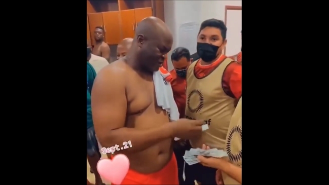 Vicepresidente de Surinam repartió dinero en el camarín rival tras su estreno en Concacaf