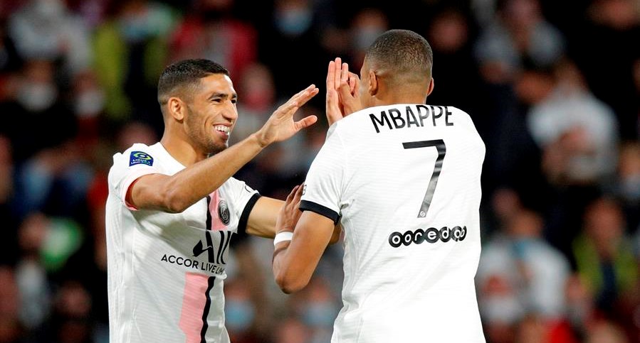 PSG se encomendó a Hakimi y rescató un agónico triunfo ante Metz en Francia