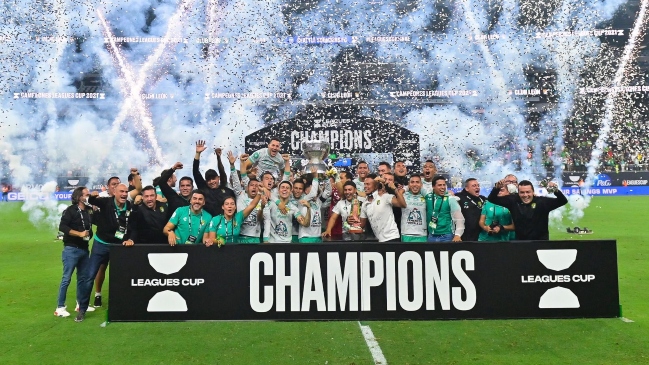 Jean Meneses y Víctor Dávila celebraron en cancha el título de León en la Leagues Cup
