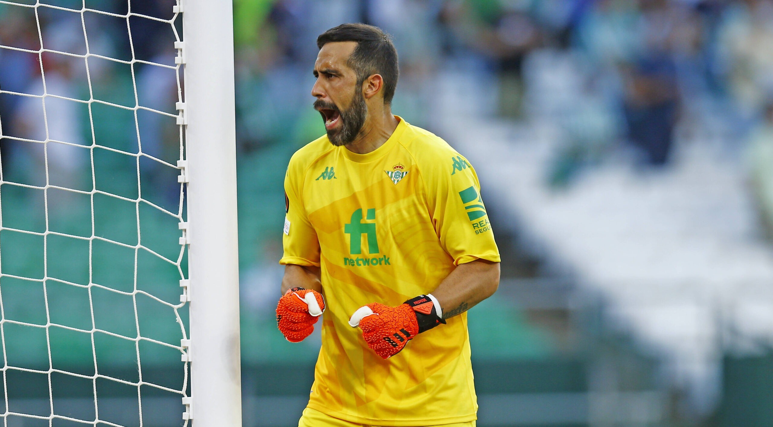 Claudio Bravo repitió titularidad en Real Betis que venció a Osasuna y escaló en la liga española