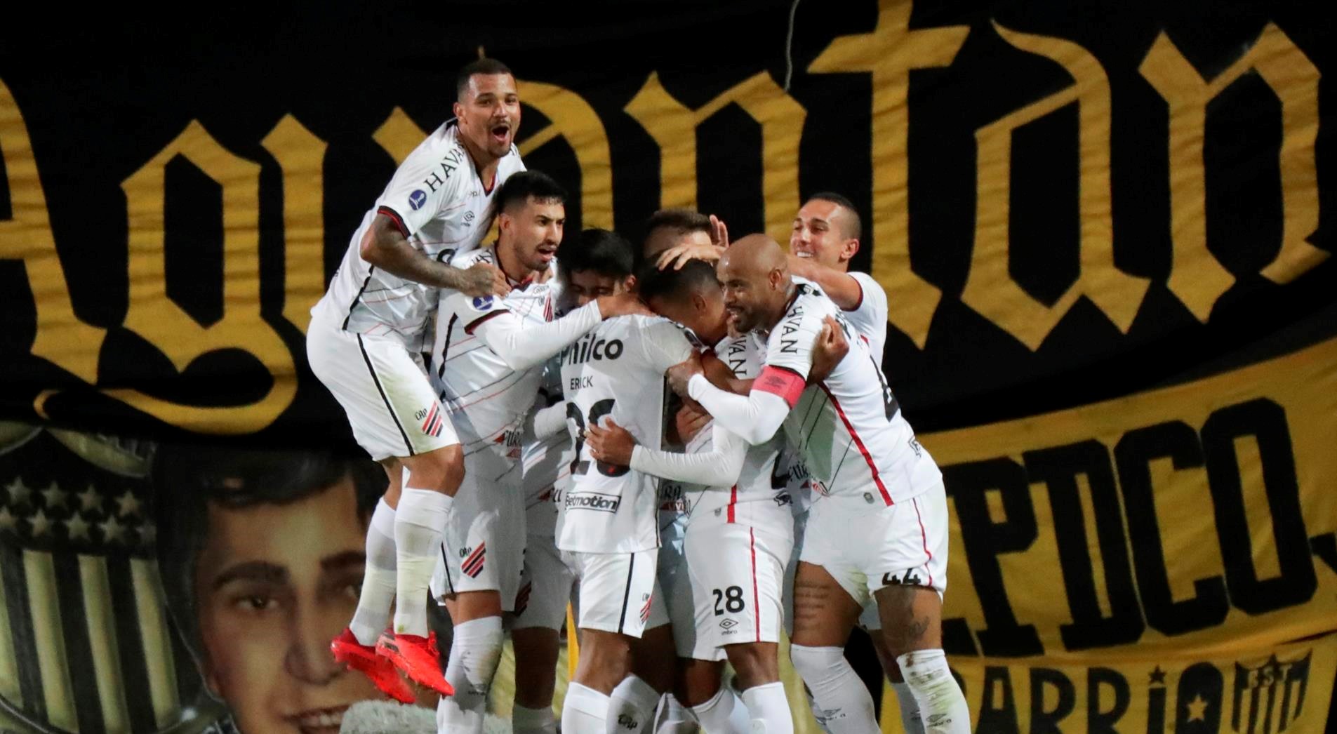 A. Paranaense amargó a Peñarol en Montevideo por la ida de semifinales de la Sudamericana