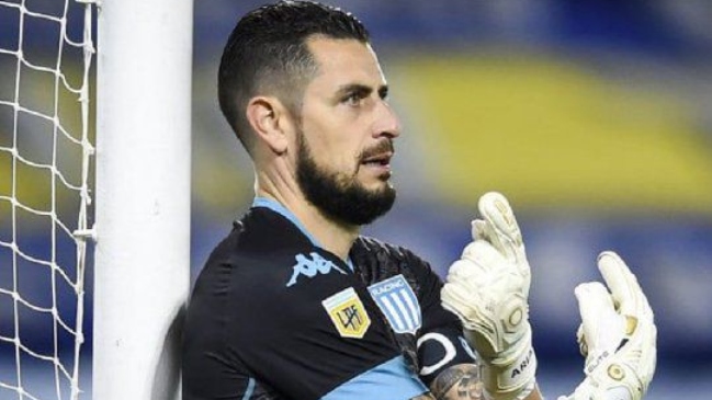 Gabriel Arias ofició de modelo y posó con colección urbana de Racing