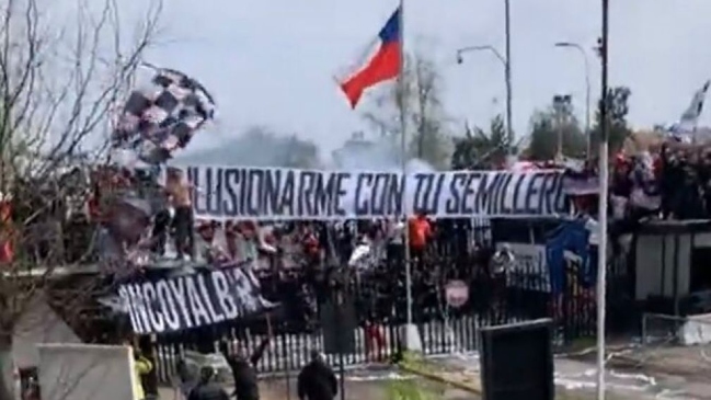 Hinchas de Colo Colo realizaron tradicional arengazo en la previa del Superclásico
