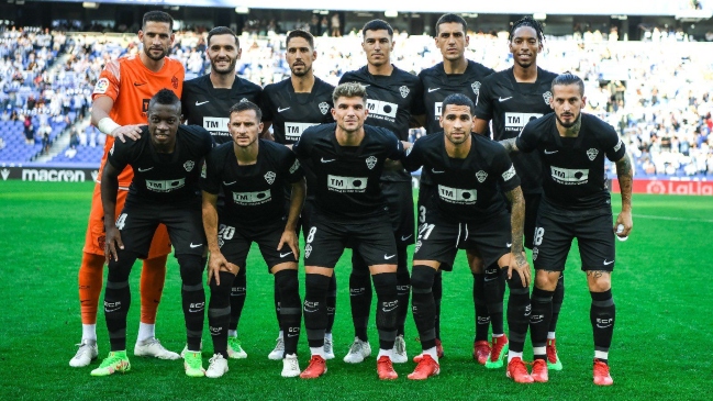 Hinchas de Elche cargaron contra Enzo Roco tras letal error ante Real Sociedad