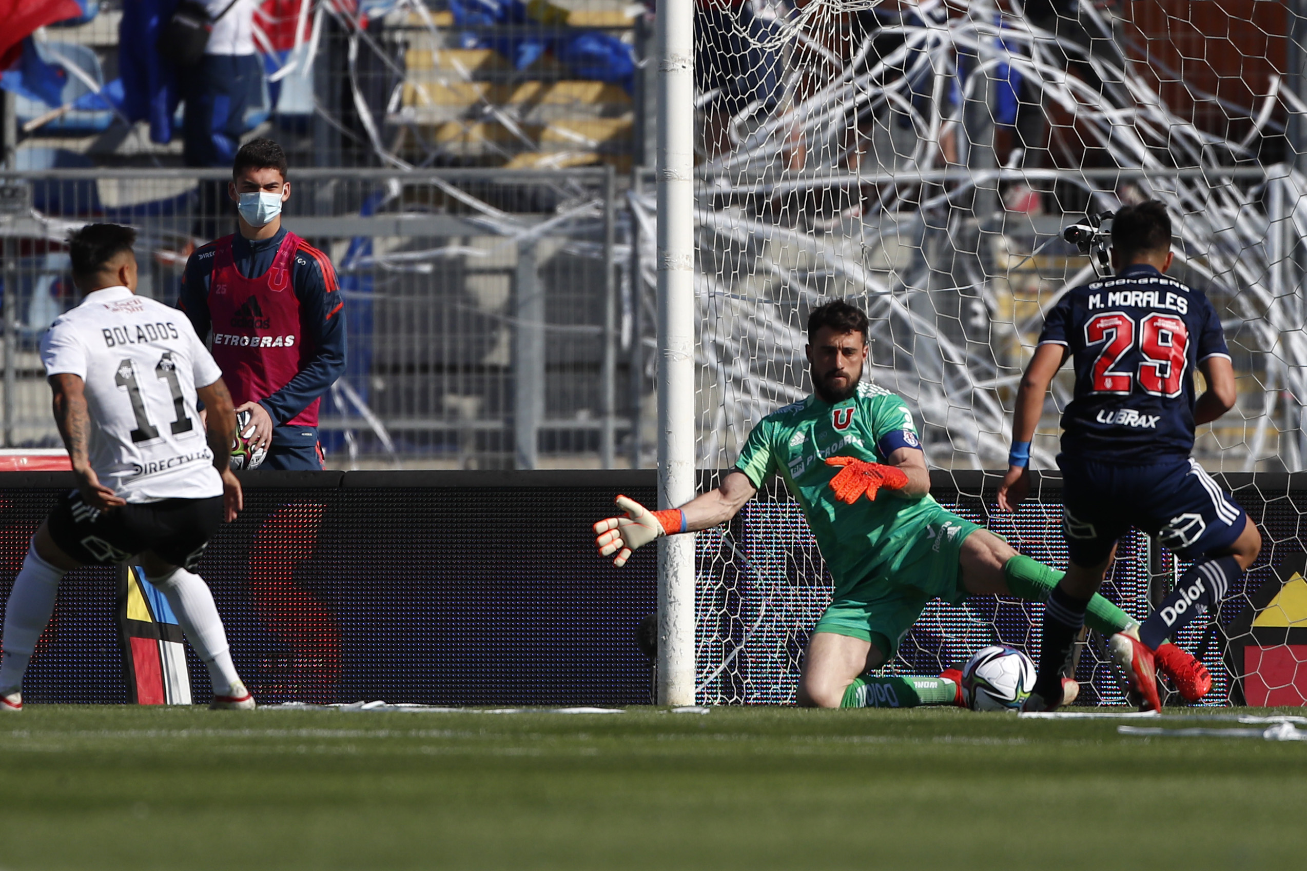 Colo Colo golpeó de entrada a la U en el Superclásico con gol de Marcos Bolados