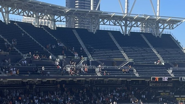 Mujer y su hijo de dos años fallecieron al caer desde una tribuna