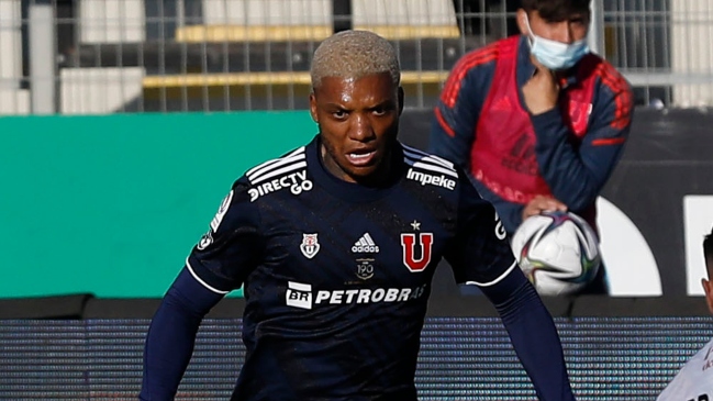 Junior Fernandes pifió un remate y falló clara ocasión ante Colo Colo en el Superclásico