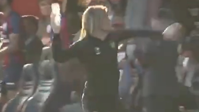 Beccacece tuvo día de furia en Argentina: Pateó una botella y lanzó otra a la tribuna