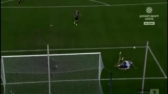 ¡Criminal! Delantero polaco le pegó una patada en el rostro a portero rival tras fallar un mano a mano