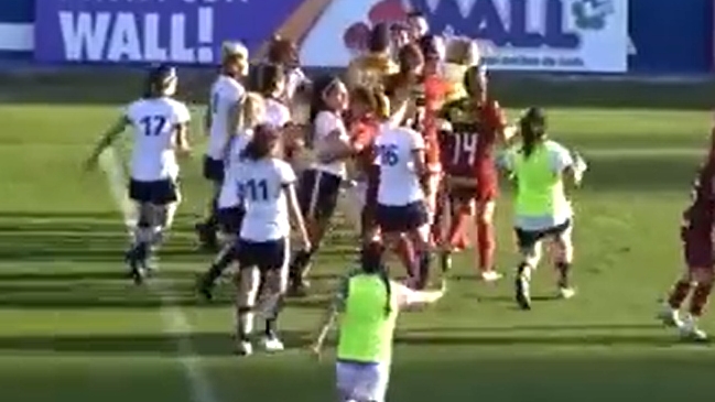 Duelo del fútbol femenino derivó en descontrolada pelea en plena cancha