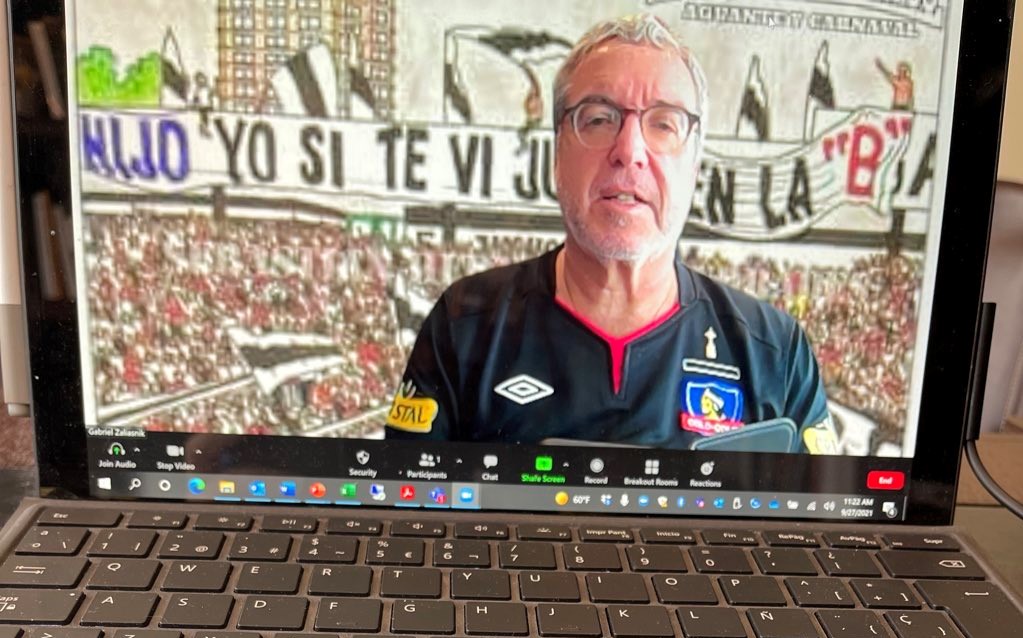 Académico de la U. de Chile causó revuelo con su clase en “modo Superclásico”