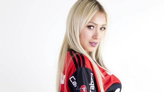 Fanáticos de Inter de Porto Alegre cargaron contra Daniella Chavez por críticas a Carlos Palacios