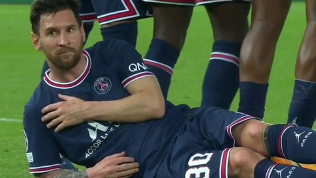 Lionel Messi se acostó detrás de la barrera en triunfo de PSG y se hizo viral en redes sociales