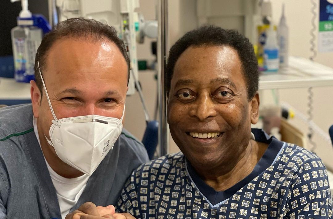 Pelé prosigue con buen ánimo su rehabilitación: Trabajó con fisioterapeuta y se tiño el pelo