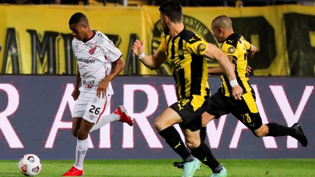Atlético Paranaense y Peñarol definen en Brasil al segundo finalista de la Copa Sudamericana