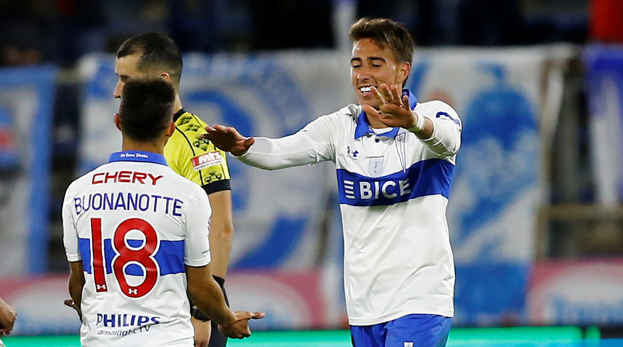 Diego Valencia esperó la revisión del VAR para celebrar el tercer gol de la UC ante Melipilla