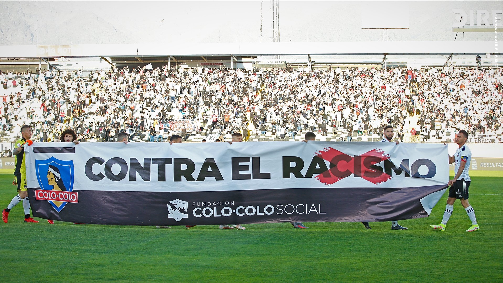 Colo Colo desplegó lienzo con mensaje contra el racismo antes del duelo frente a Ñublense