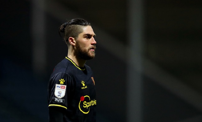 ¡Más problemas para la Roja! Francisco Sierralta dejó con molestias el duelo de Watford ante Leeds