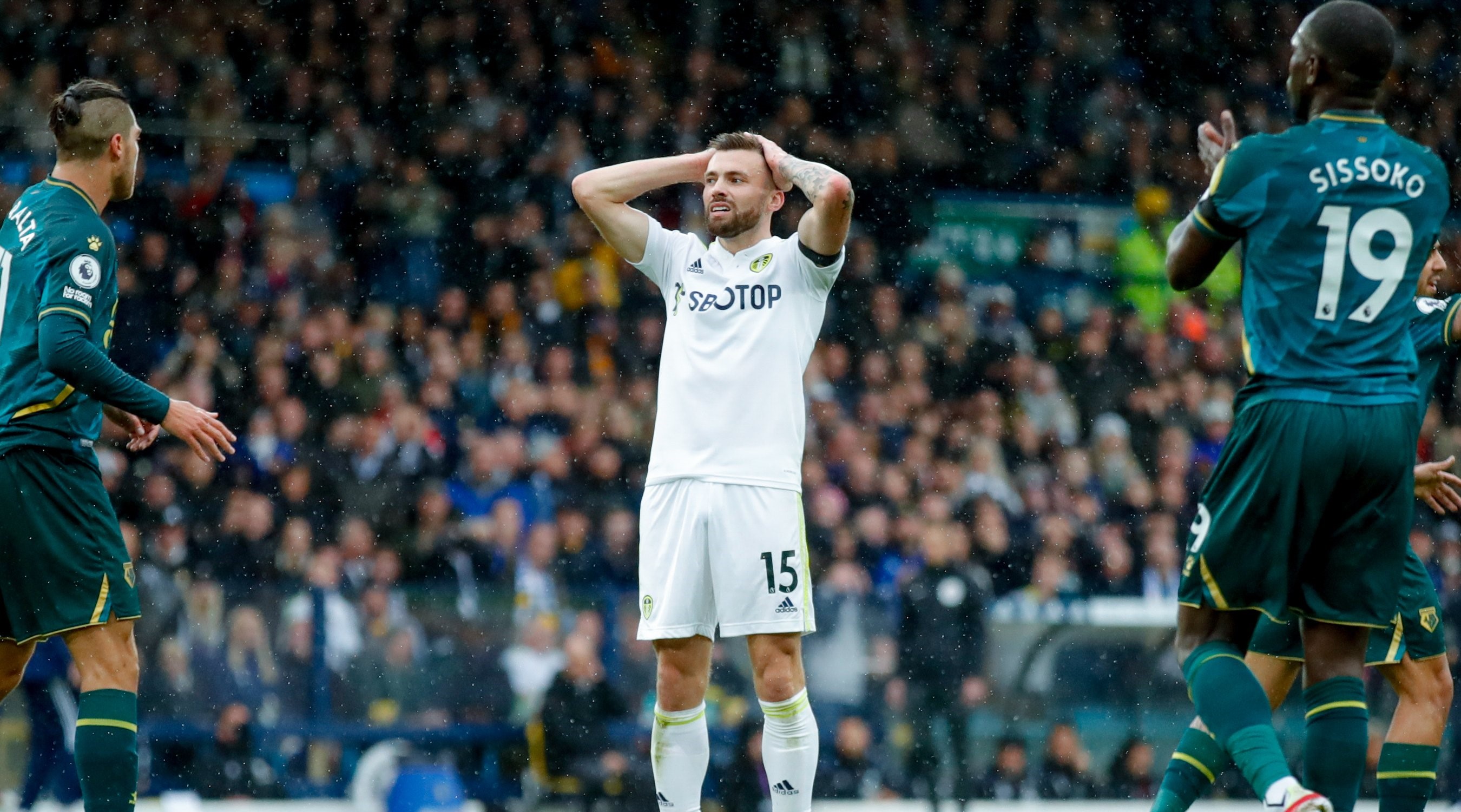 Leeds de Marcelo Bielsa logró su primer triunfo en la Premier ante Watford de Sierralta que terminó lesionado