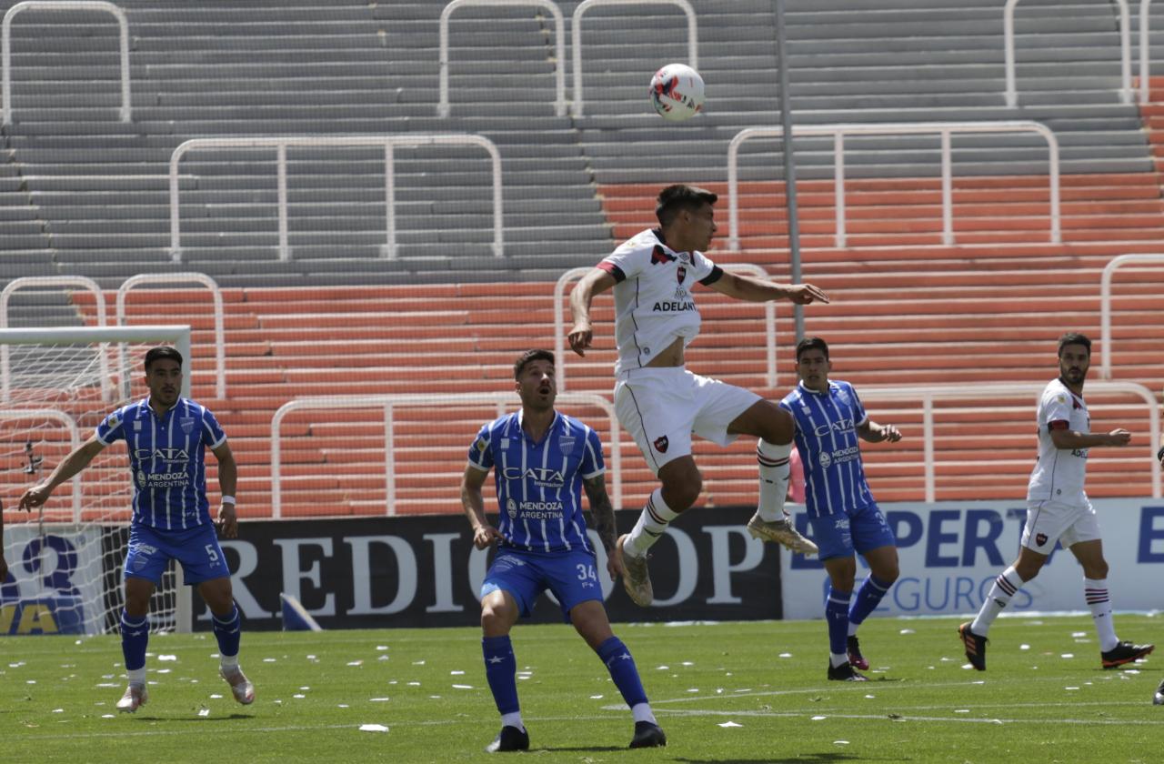 Godoy Cruz despertó a tiempo para salvar un empate ante Newel’s en Argentina