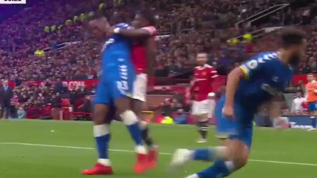 Paul Pogba fue criticado por los hinchas al derribar a Yerry Mina con “una llave al estilo WWE”