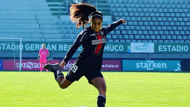 Yessenia Huenteo: El fútbol femenino en Chile ha progresado y está mucho más equilibrado