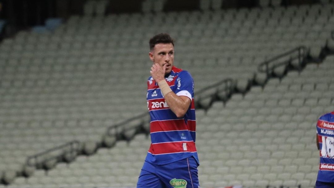 Angelo Henríquez vio acción en dura derrota de Fortaleza ante Atlético Goianiense