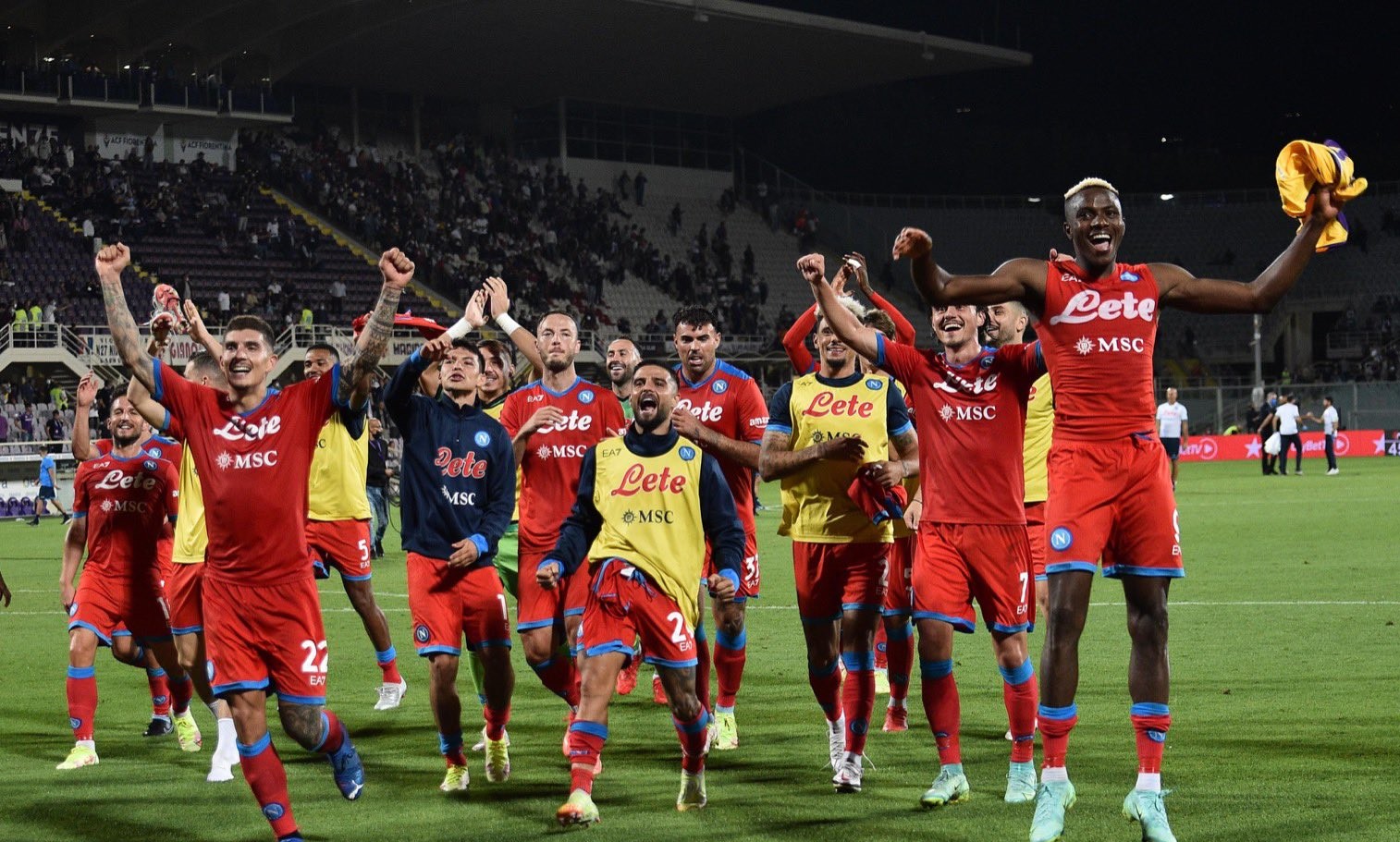 Napoli batió a Fiorentina y extendió su campaña perfecta en siete fechas de la Serie A