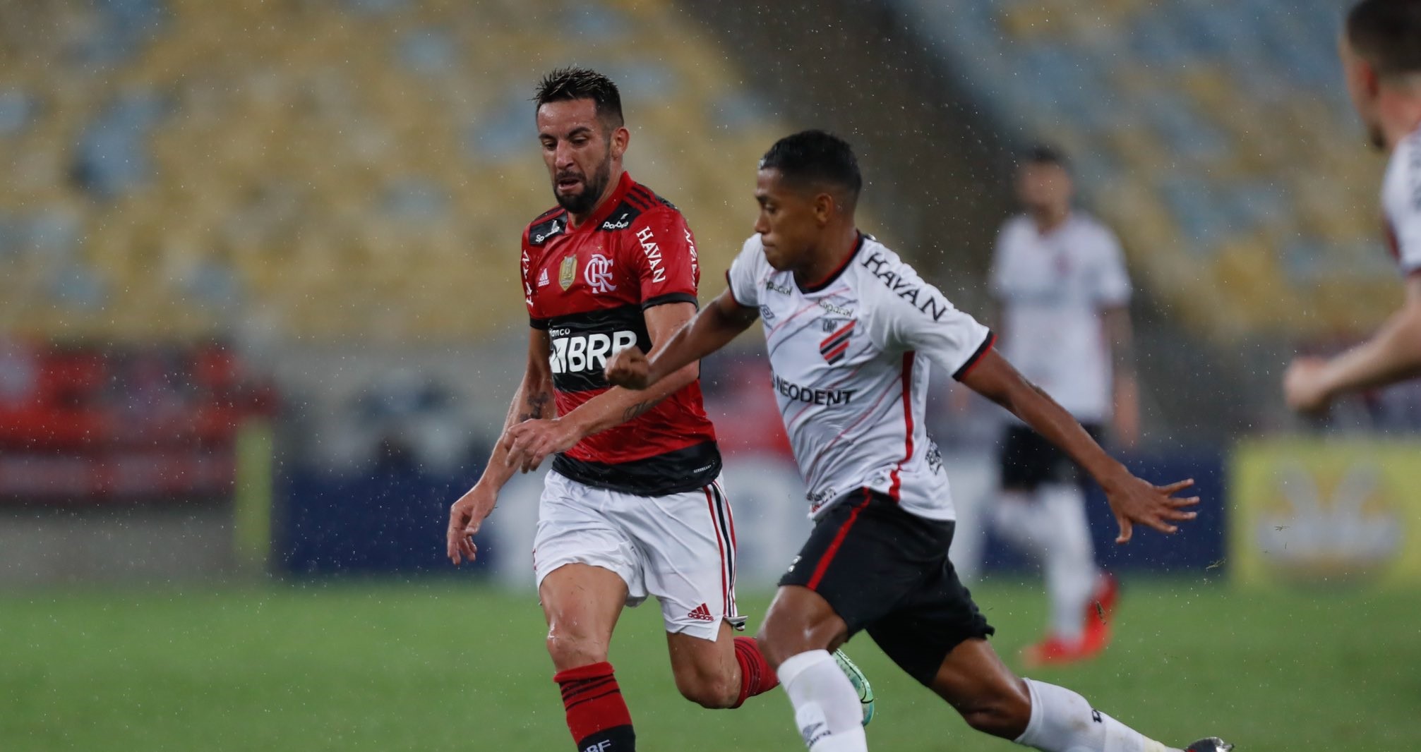 Flamengo de Mauricio Isla regresó a la victoria con goleada a Atlético Paranaense en el Brasileirao
