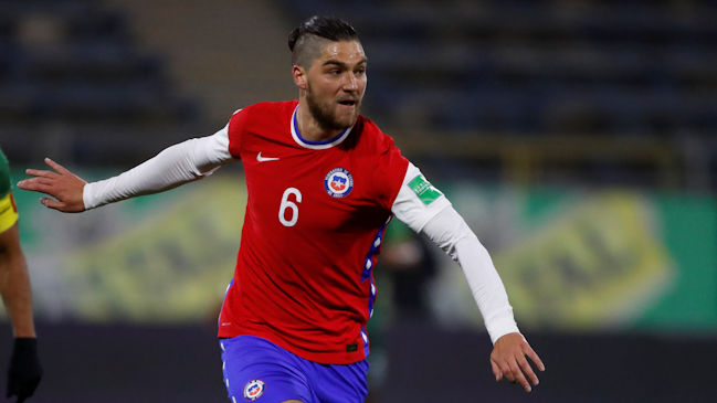 Francisco Sierralta no viajó a Chile y encendió las alarmas en la selección